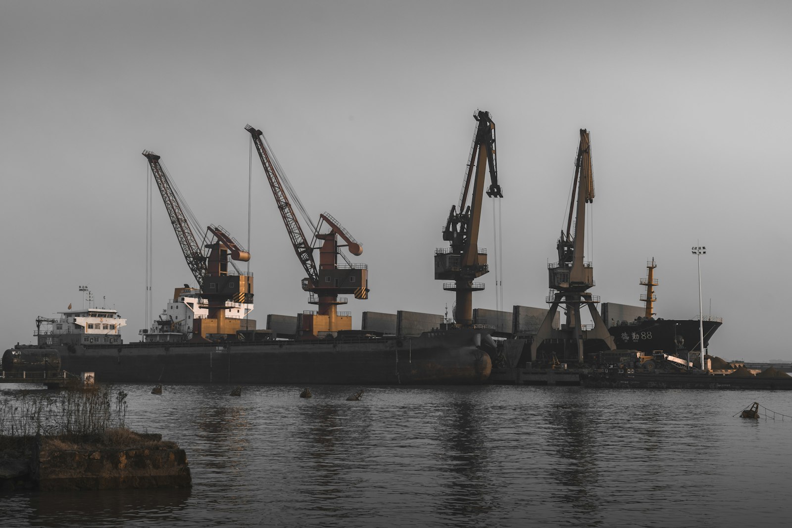 Bulk carrier alongside under harbour cranes